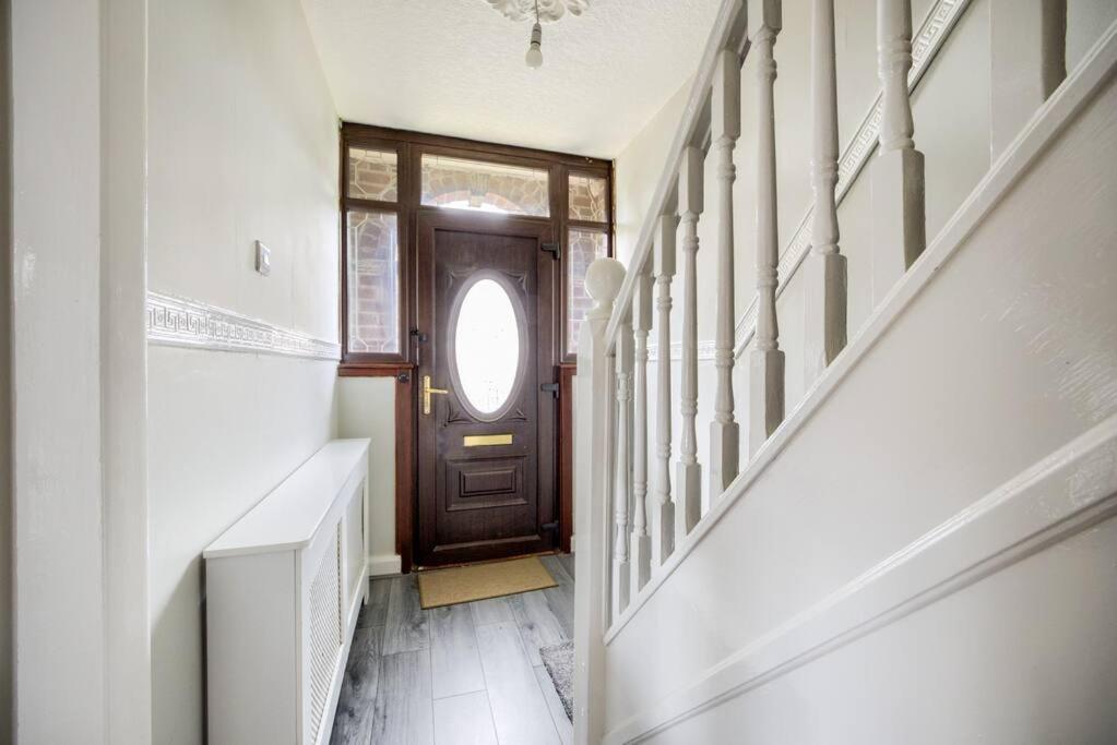 Low Rate - Coventry For 3 Bedroom House With Garden, Free Netflix And Unlimited Wi-Fi - Driveway Parking - Agc Buitenkant foto