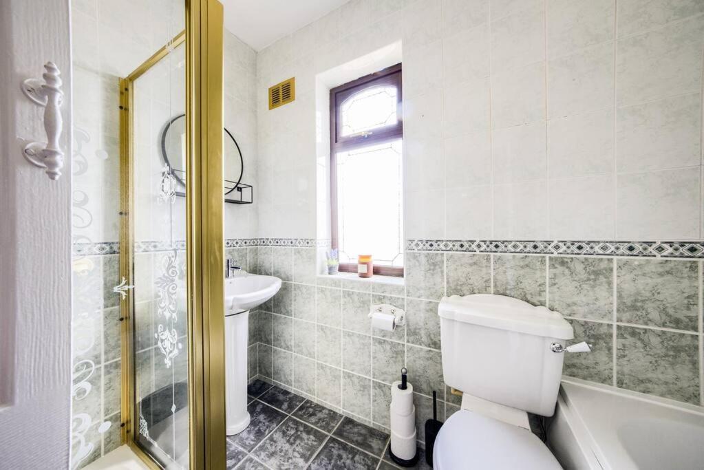 Low Rate - Coventry For 3 Bedroom House With Garden, Free Netflix And Unlimited Wi-Fi - Driveway Parking - Agc Buitenkant foto