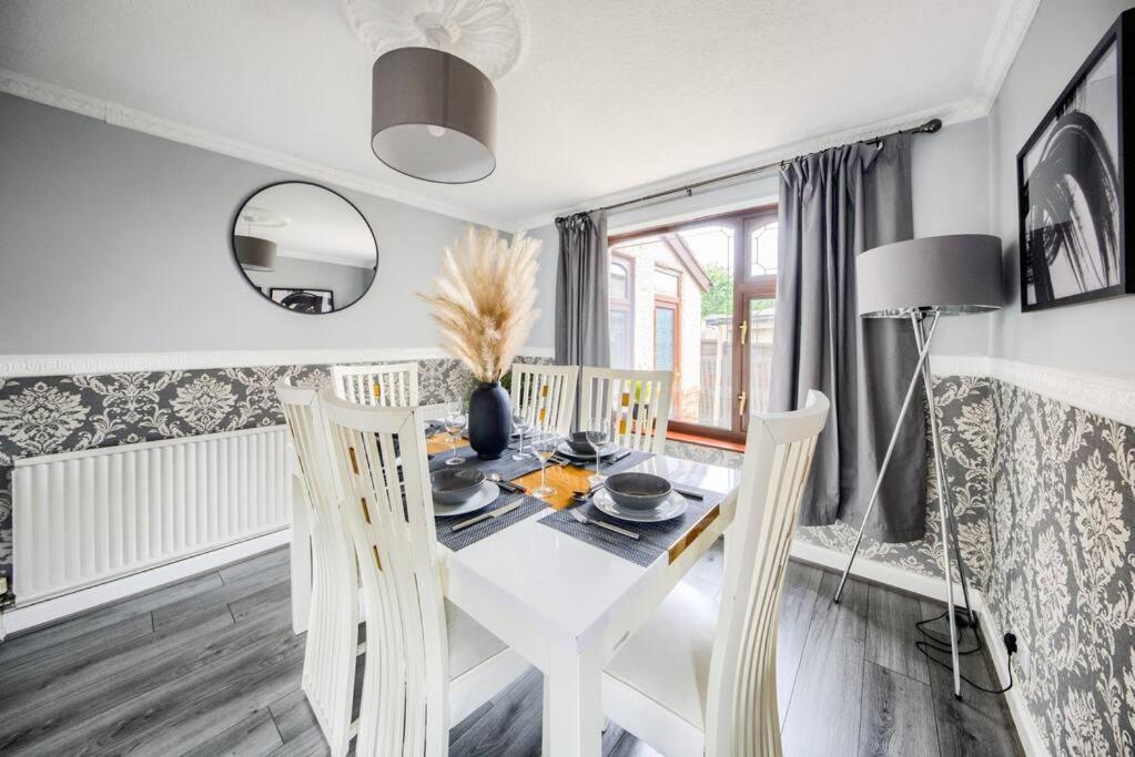 Low Rate - Coventry For 3 Bedroom House With Garden, Free Netflix And Unlimited Wi-Fi - Driveway Parking - Agc Buitenkant foto