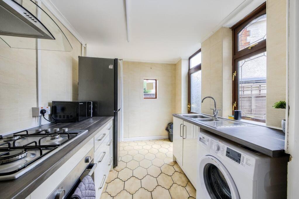 Low Rate - Coventry For 3 Bedroom House With Garden, Free Netflix And Unlimited Wi-Fi - Driveway Parking - Agc Buitenkant foto